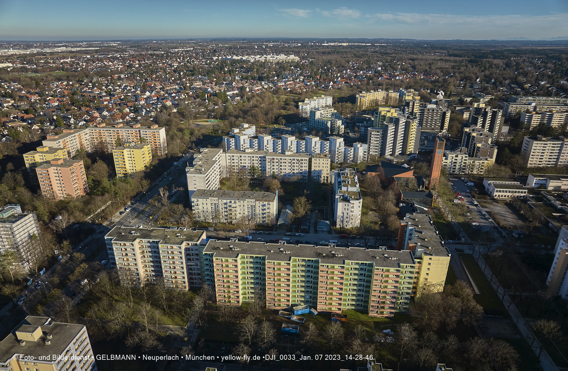 07.01.2023 - Luftbilder von der Baustelle Karl-Marx-Ring 11-21 und Kurt-Eisner-Straße in Neuperlach